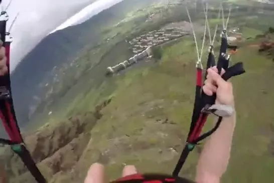 Parachutisme à très haute vitesse entre deux bâtiments