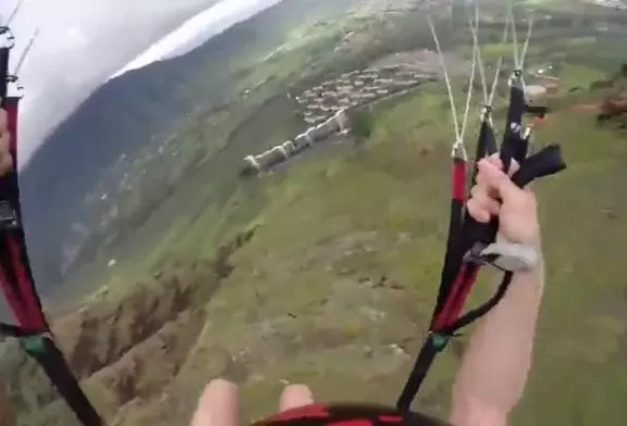 Parachutisme à très haute vitesse entre deux bâtiments