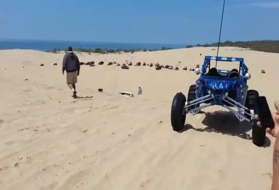 Camion se crash après un terrible saut à Silver Lake Sand