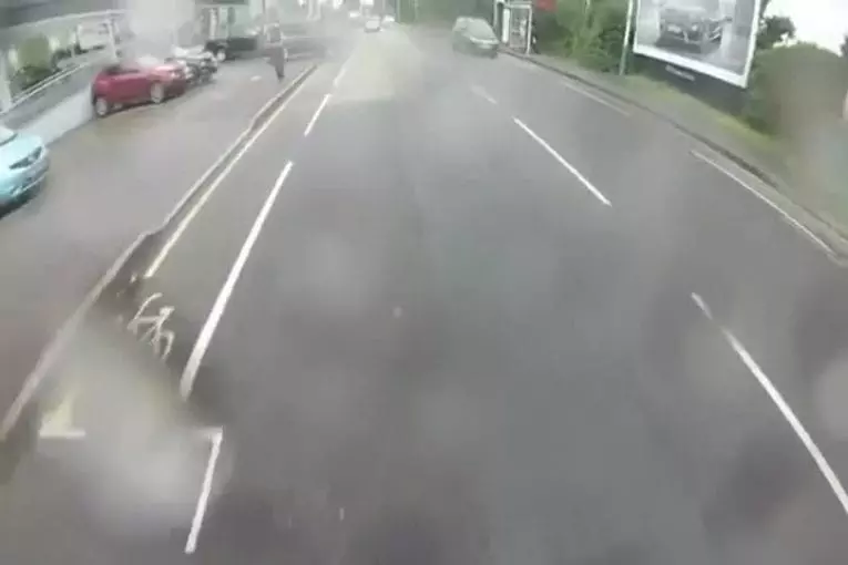 Mec se fait heurter par une voiture mais réussi à attérrir sur ses pieds