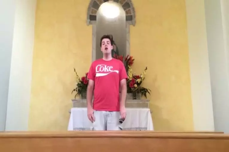 Mec chante le thème de halo dans une église vide
