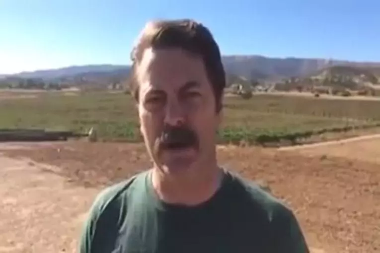 Nick Offerman dans ALS Ice Bucket Challenge
