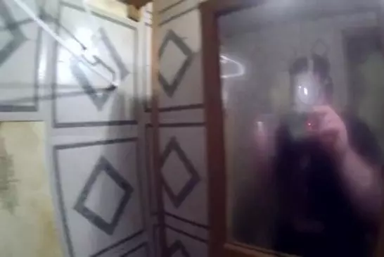 Papa fait une farce à son fils avec un masque à gaz