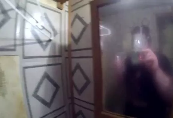 Papa fait une farce à son fils avec un masque à gaz