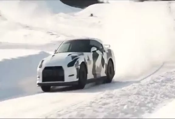 Descendre une piste de ski en Nissan GTR