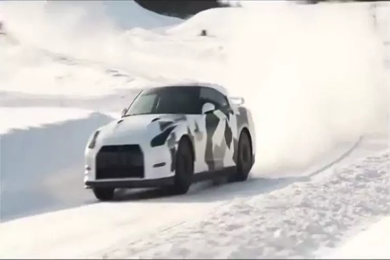 Descendre une piste de ski en Nissan GTR