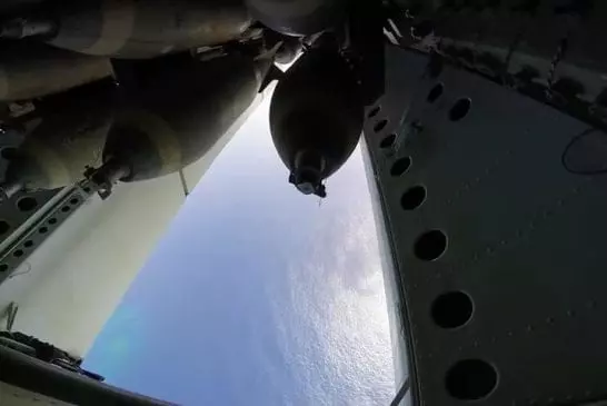 Vidéo d’une bombe jetée depuis un avion B-52