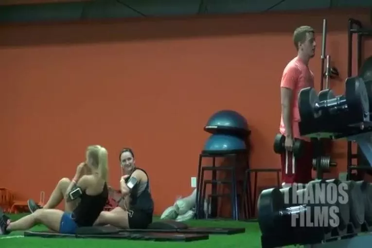 Grognements dans une salle de gym