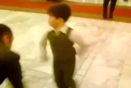 Enfant s’approprie la piste de danse