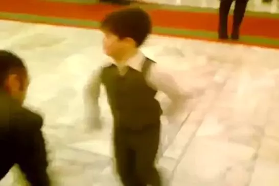 Enfant s’approprie la piste de danse