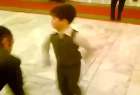 Enfant s’approprie la piste de danse