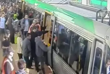 La foule sauve un homme pris au piège dans un train d’Australie