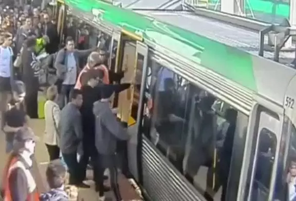 La foule sauve un homme pris au piège dans un train d’Australie