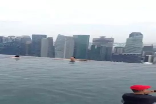 Vue de la célèbre piscine sur le toit de Singapour