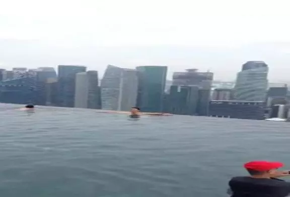 Vue de la célèbre piscine sur le toit de Singapour