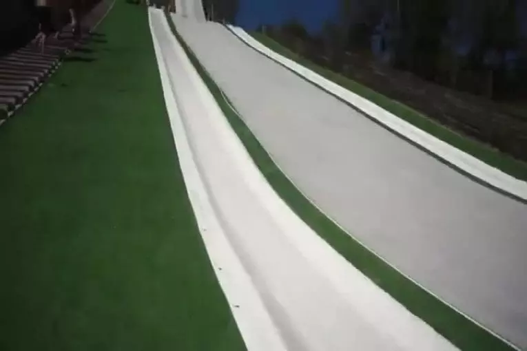 S’amuser avec un tobboggan d’une piscine