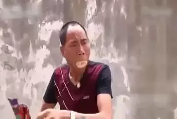 Homme chinois crache de la fumée et du feu de sa bouche