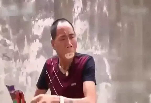 Homme chinois crache de la fumée et du feu de sa bouche