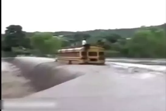 Fou chauffeur de bus scolaire
