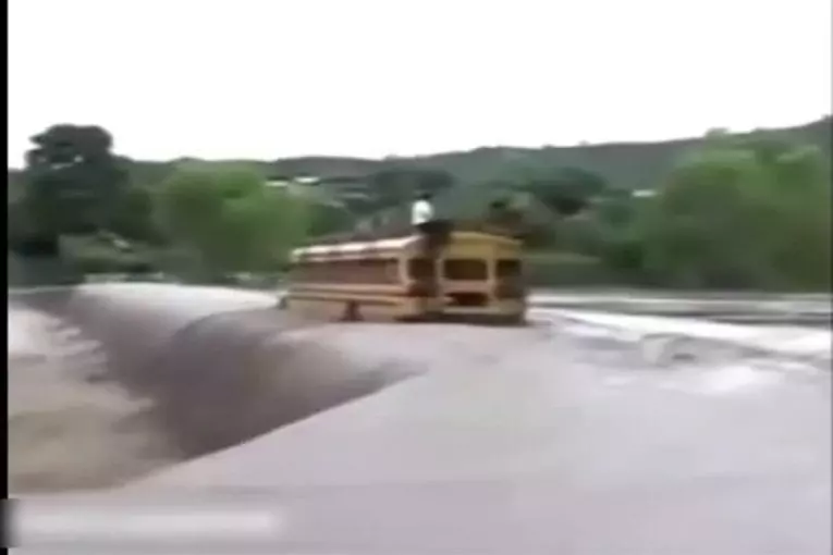 Fou chauffeur de bus scolaire