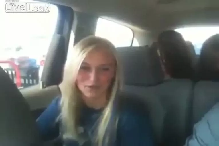 Cette fille ne peut dire un mot à l’envers