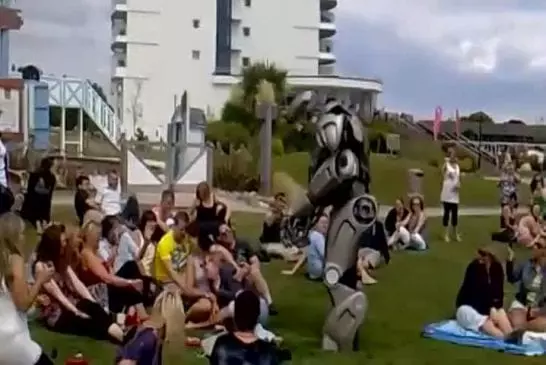 Un robot frappe un homme ivre