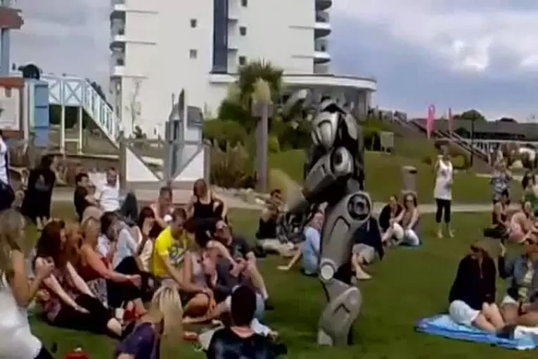 Un robot frappe un homme ivre