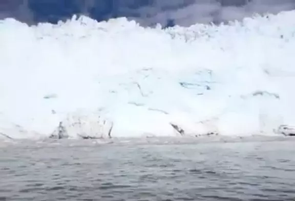 Vague massive causée par l’effritement glacier