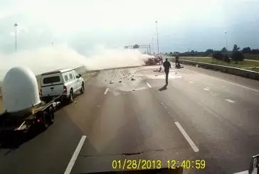 Accident de voiture se transforme en explosion