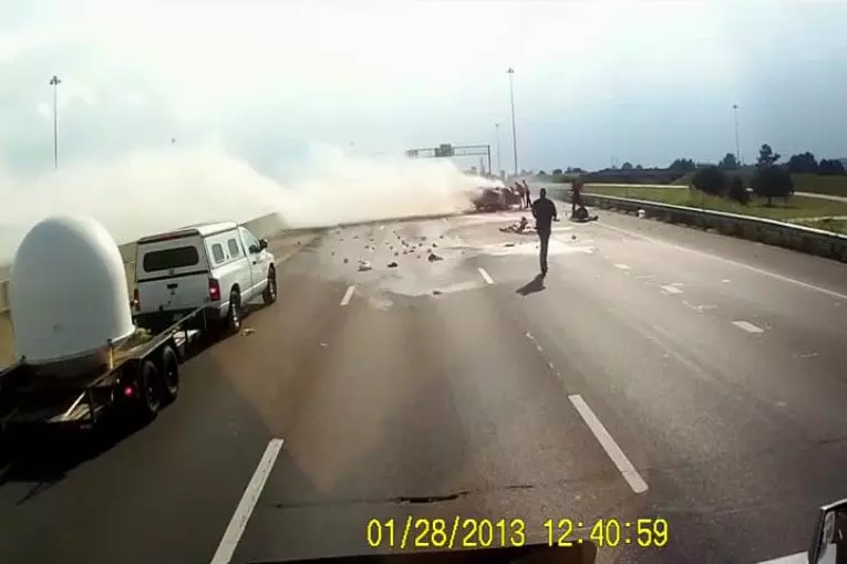 Accident de voiture se transforme en explosion