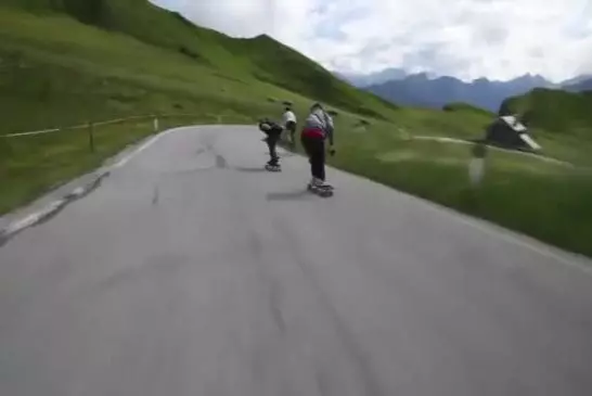 Skateboarders coureurs cyclistes dans les alpes