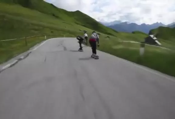 Skateboarders coureurs cyclistes dans les alpes