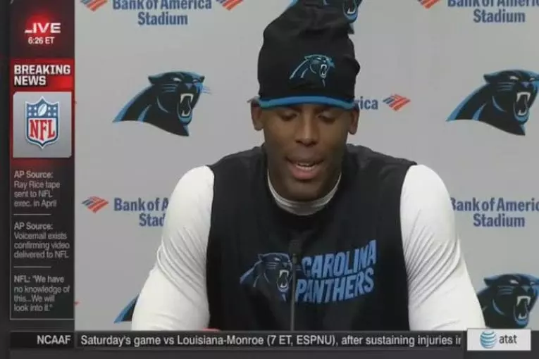 NFL Quarterback Cam Newton répète la même réponse pour chaque question