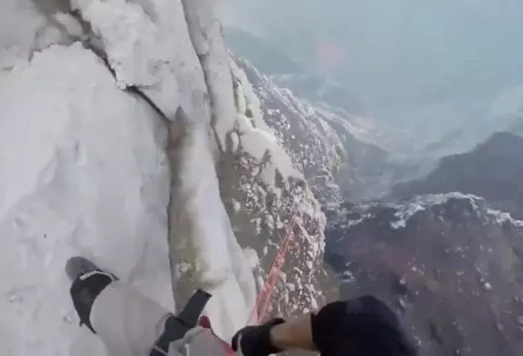 Plonger dans un volcan actif