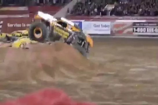 Freestyle cascades de monster truck