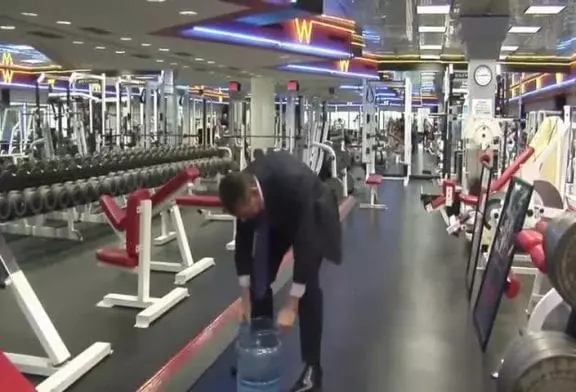 Vince McMahon prend part à la contestation de seau à glace