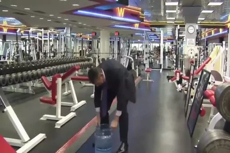 Vince McMahon prend part à la contestation de seau à glace