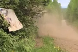 Les pilotes de rallye s’écrasent, continuent la course, et gagner