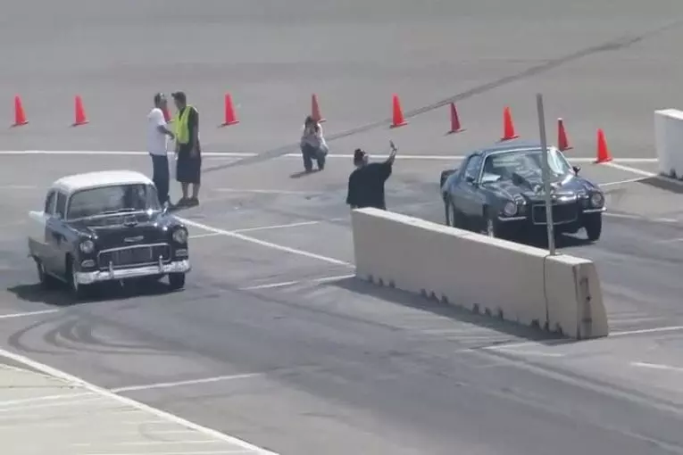 Une voiture se retourne sur plusieurs fois au cours de course de dragsters