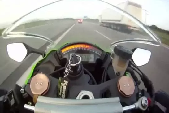 Vélo tente de dépasser une audi