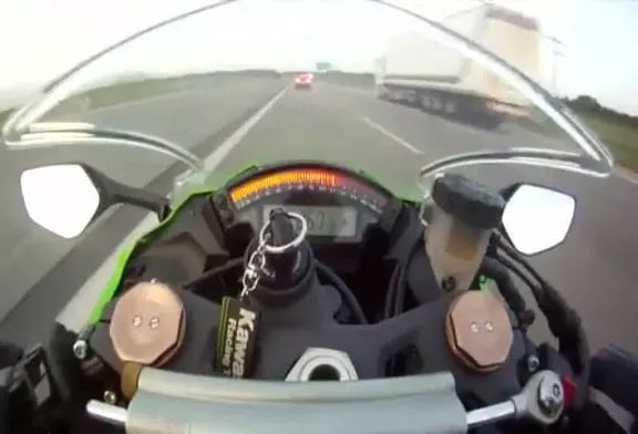 Vélo tente de dépasser une audi