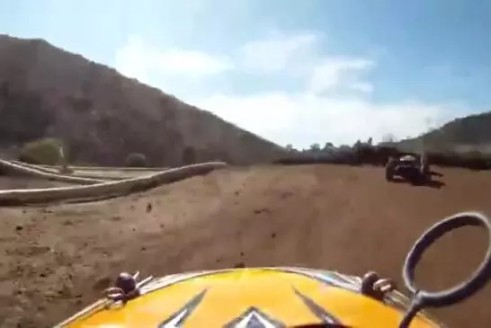 Course de voiture télécommandée avec GoPro