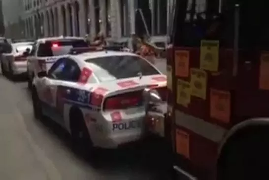 Camion de pompiers se fait de la place dans le trafic