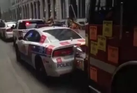 Camion de pompiers se fait de la place dans le trafic