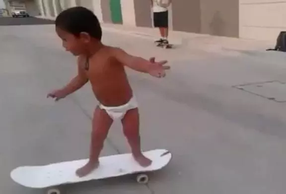 Enfant de deux ans sur une planche à roulettes