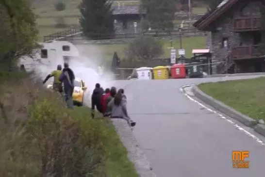 Voiture de course fonce dans un groupe de spectacteurs