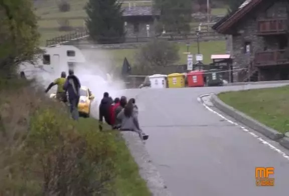 Voiture de course fonce dans un groupe de spectacteurs