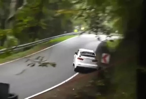 Terrible accident avec tonneaux durant un rallye