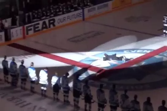 Marque Donnelly trébuche sur tapis tout en chantant l’hymne canadien