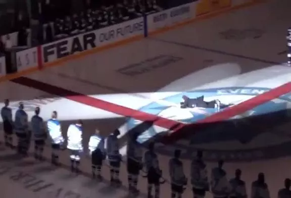 Marque Donnelly trébuche sur tapis tout en chantant l’hymne canadien